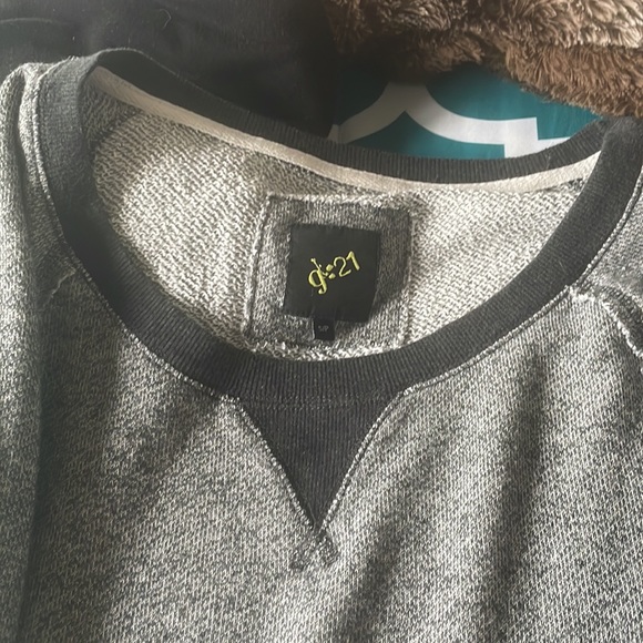 Light silver grey sweater with darker grey cuffs - Picture 2 of 3